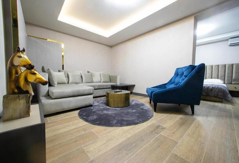 سوییت خانوادگی, Mad Inn Hotel & Spa