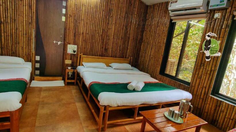 غرفة قياسية مزوَّدة بشُرفة, Amrutes  Nisarga Sahavas