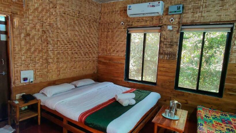 غرفة قياسية مزوَّدة بشُرفة, Amrutes  Nisarga Sahavas