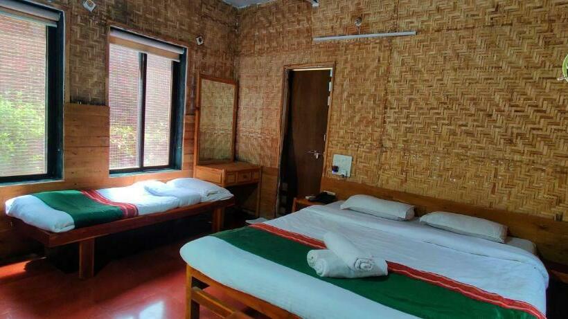 غرفة قياسية مزوَّدة بشُرفة, Amrutes  Nisarga Sahavas