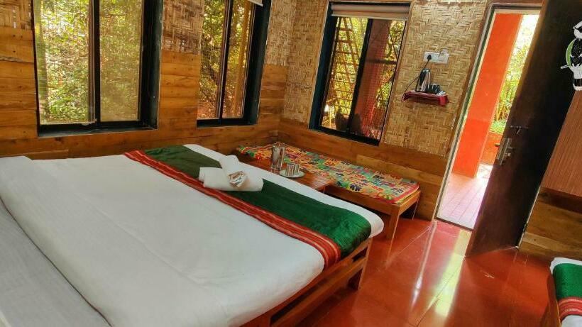 غرفة قياسية مزوَّدة بشُرفة, Amrutes  Nisarga Sahavas