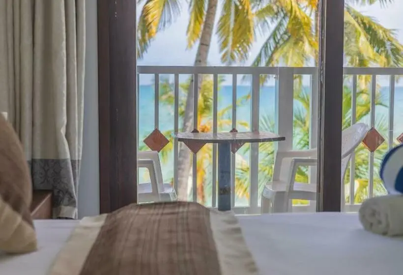 اتاق لوکس با بالکن و چشم‌انداز دریا, Heron Beach Hotel   The Best Maldivian Getaway In Dhiffushi,maldives