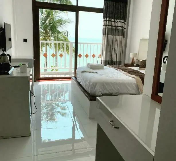 اتاق لوکس با بالکن و چشم‌انداز دریا, Heron Beach Hotel   The Best Maldivian Getaway In Dhiffushi,maldives