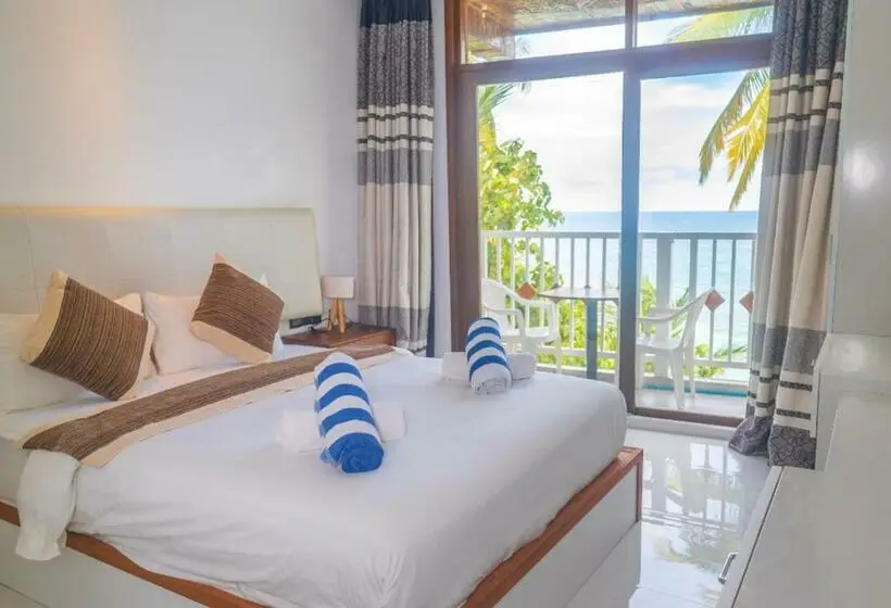 اتاق لوکس با بالکن و چشم‌انداز دریا, Heron Beach Hotel   The Best Maldivian Getaway In Dhiffushi,maldives