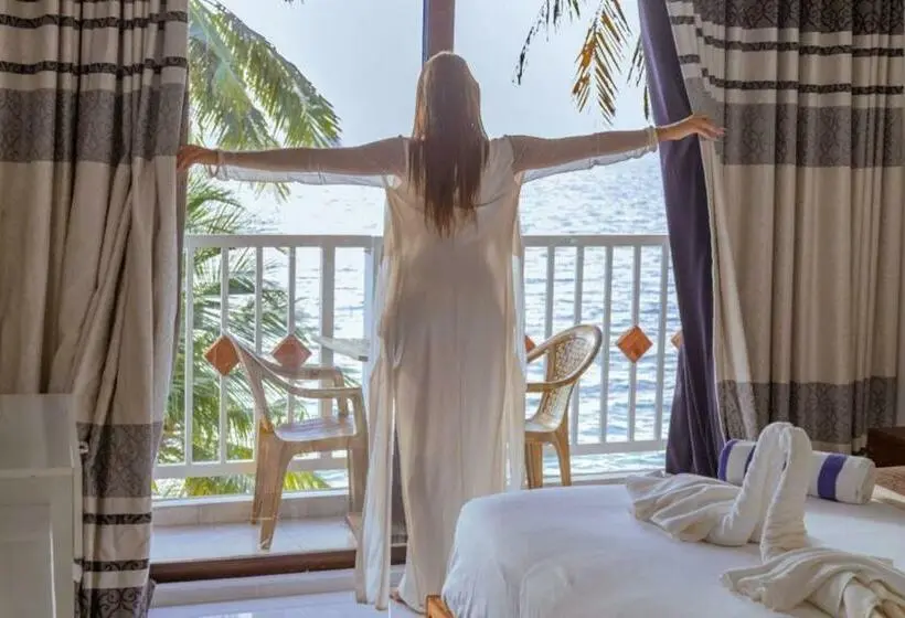 اتاق لوکس با بالکن و چشم‌انداز دریا, Heron Beach Hotel   The Best Maldivian Getaway In Dhiffushi,maldives