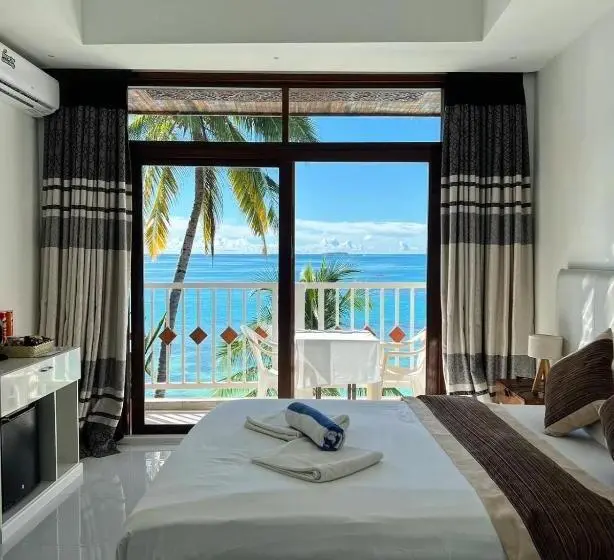 اتاق لوکس با بالکن و چشم‌انداز دریا, Heron Beach Hotel   The Best Maldivian Getaway In Dhiffushi,maldives