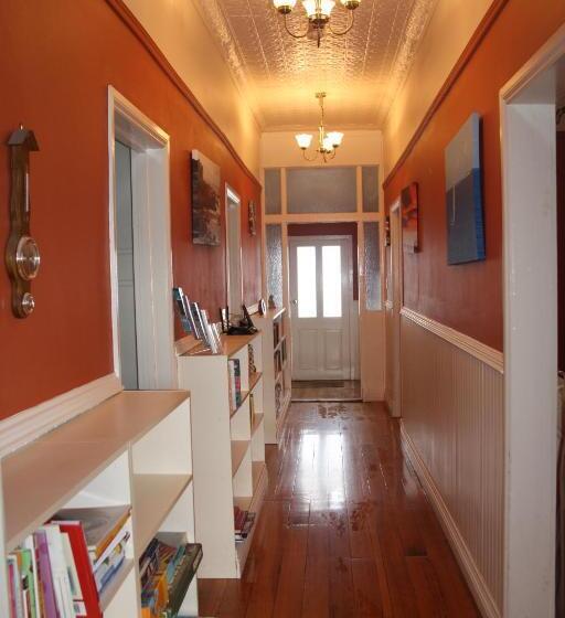 بنجلو قياسى, Westbury Gingerbread Cottages