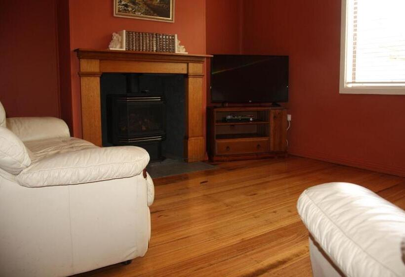 بنجلو قياسى, Westbury Gingerbread Cottages