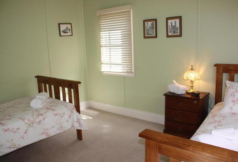 منزل غرفة نوم واحدة, Westbury Gingerbread Cottages