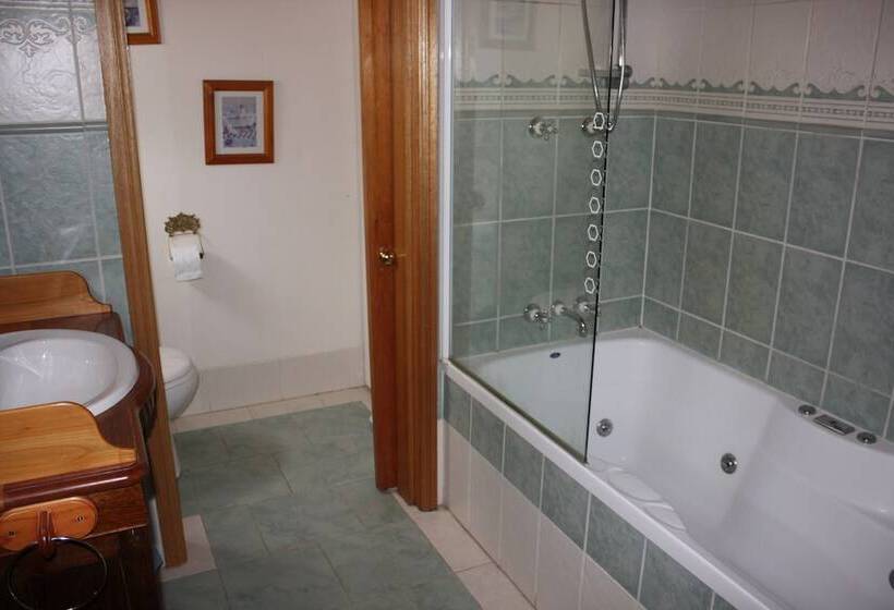 منزل غرفة نوم واحدة, Westbury Gingerbread Cottages