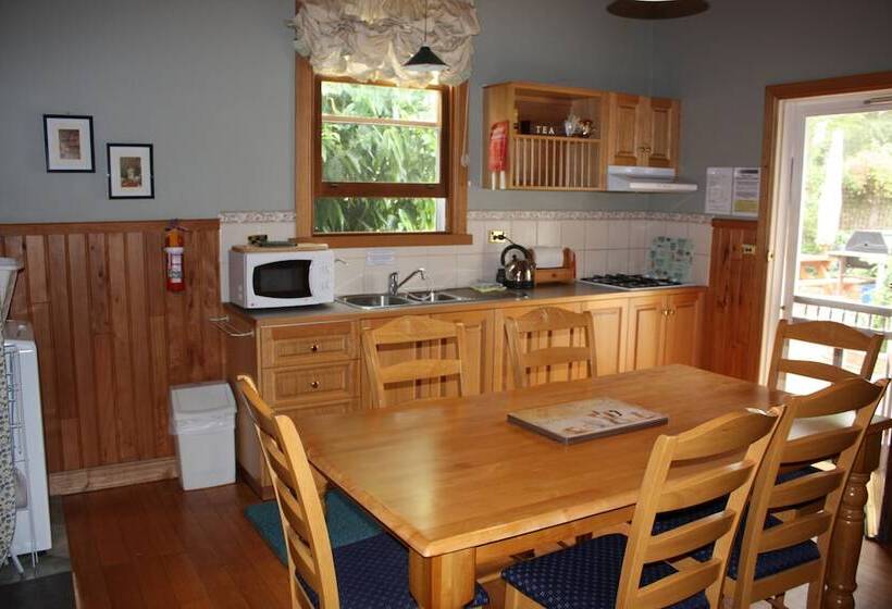 منزل غرفة نوم واحدة, Westbury Gingerbread Cottages