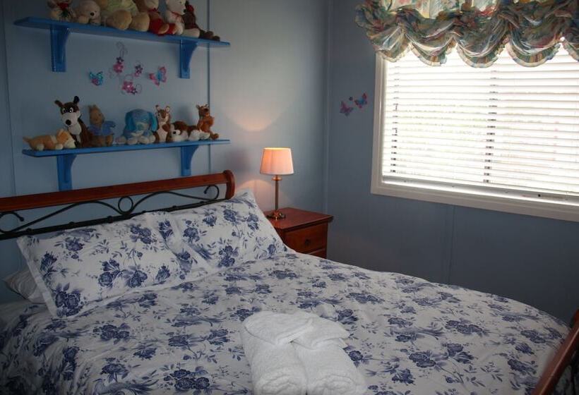 بنجلو قياسى, Westbury Gingerbread Cottages