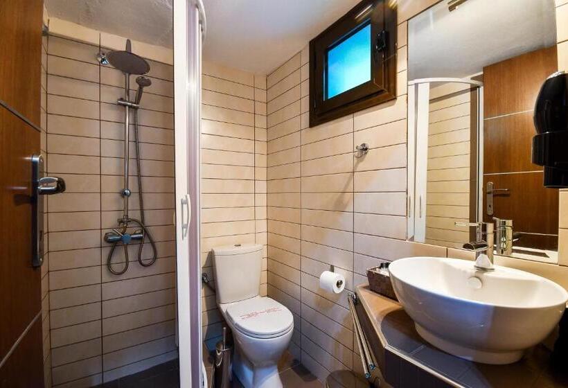 标准三人间, Avra