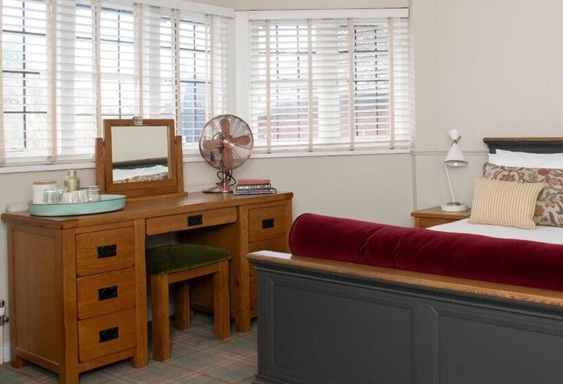 トリプルクラシックルーム, Baskerville