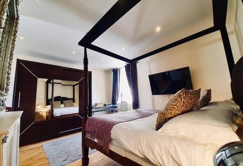 חדר סופריור, The Old Lodge