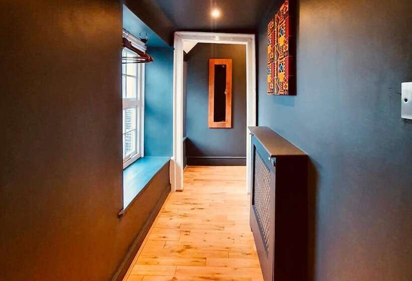 Номер Стандарт, The Old Lodge