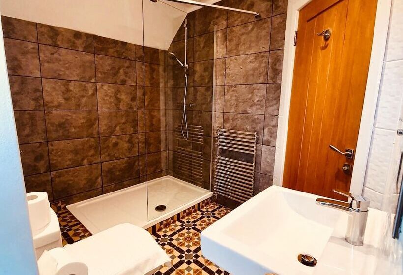 Номер Стандарт, The Old Lodge