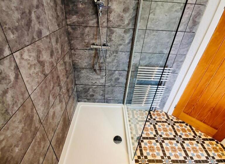 Номер Стандарт, The Old Lodge