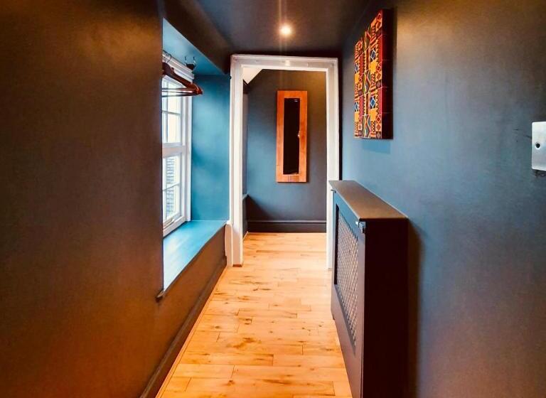 Номер Стандарт, The Old Lodge