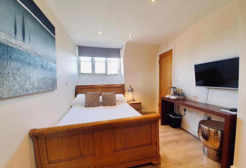 חדר בסיסי, The Old Lodge