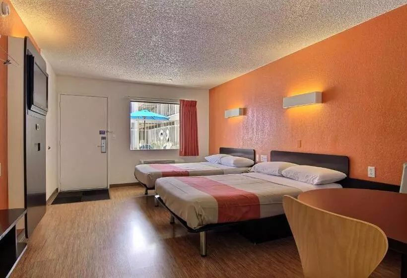キングサイズベッドのデラックスルーム, Motel 6albuquerque, Nm  Coors Road