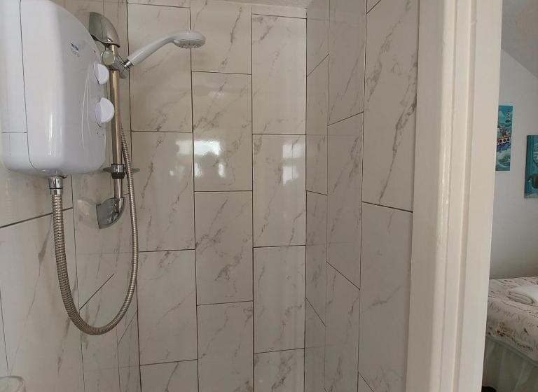 غرفة عائلية, Holmeleigh