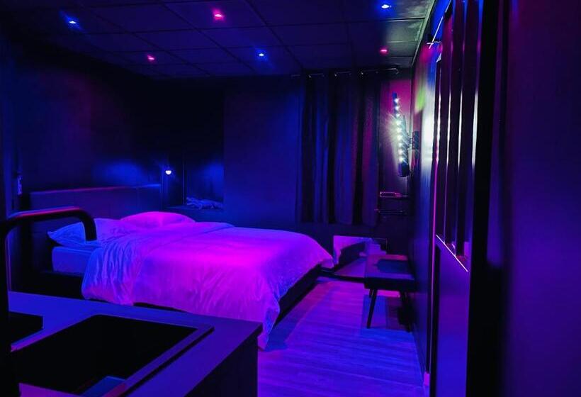 스탠다드 자쿠지 룸, Love Room Suite Dirty Diana