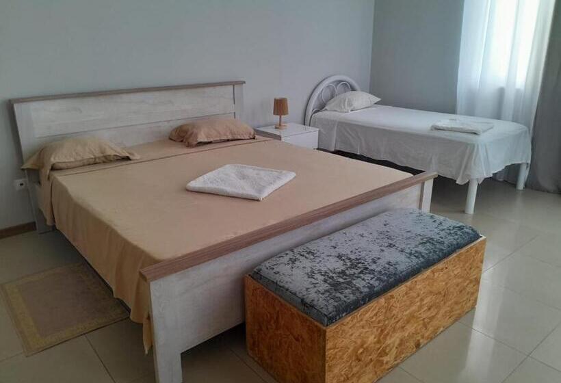 اتاق استاندارد سه تخته با بالکن, Praia Guest House