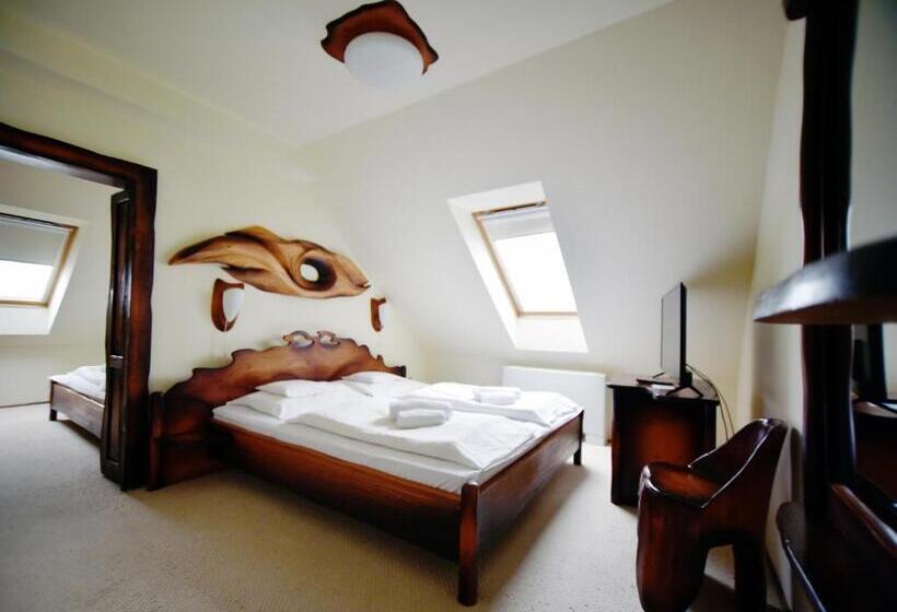 Четырехместный Номер Стандарт, Camelot Club