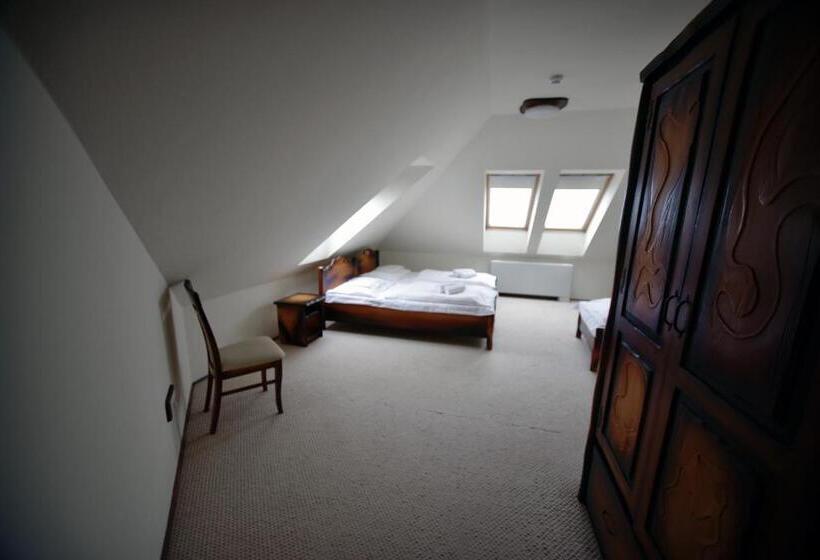 家庭间, Camelot Club