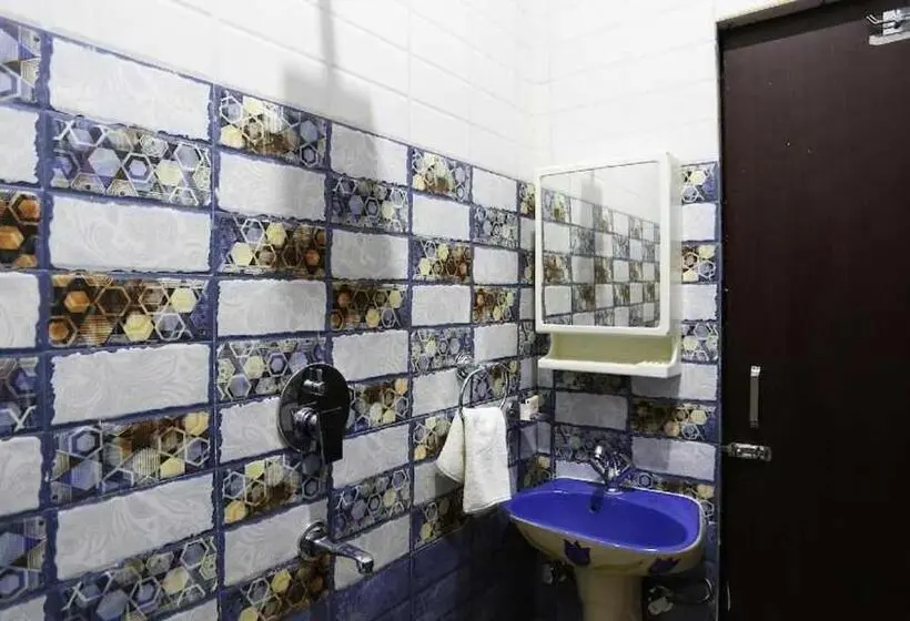 Classic Kolmen Hengen Huone, Flagship Hotal Pleasant Inn Near Jahangirpuri Metro Station