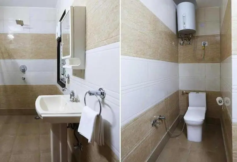 Classic Kolmen Hengen Huone, Flagship Hotal Pleasant Inn Near Jahangirpuri Metro Station
