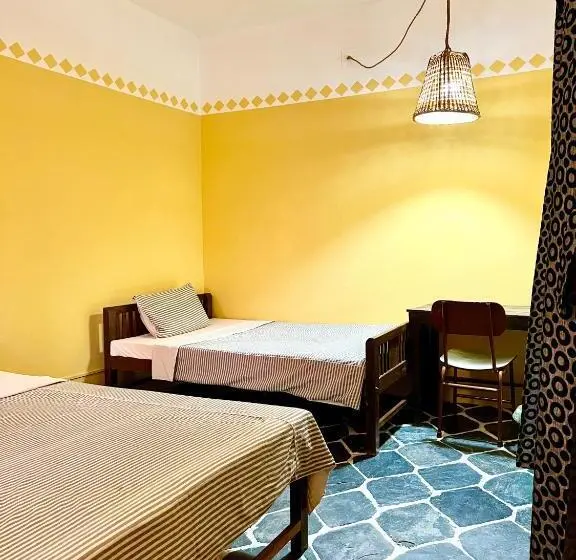 اتاق اکونومی, Paris Guest House