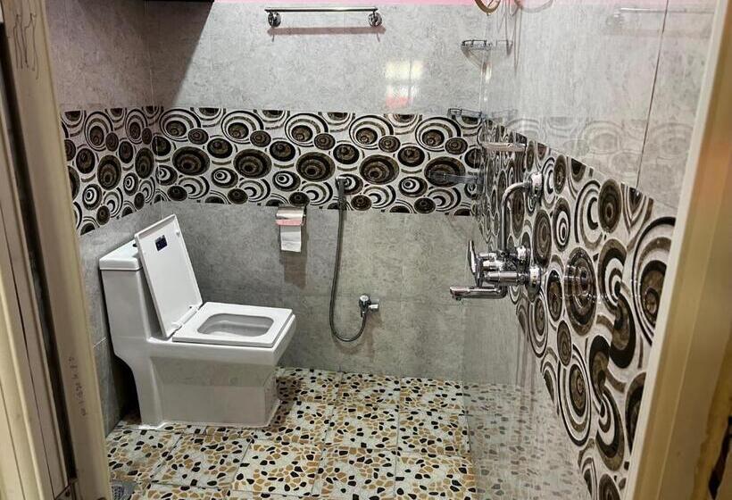 اتاق لوکس با بالکن, Paris Guest House