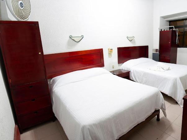 اتاق ساده سه نفره, Nueva Antequera