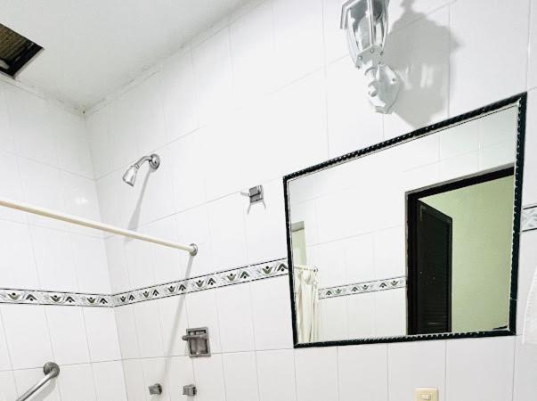 اتاق ساده سه نفره, Nueva Antequera