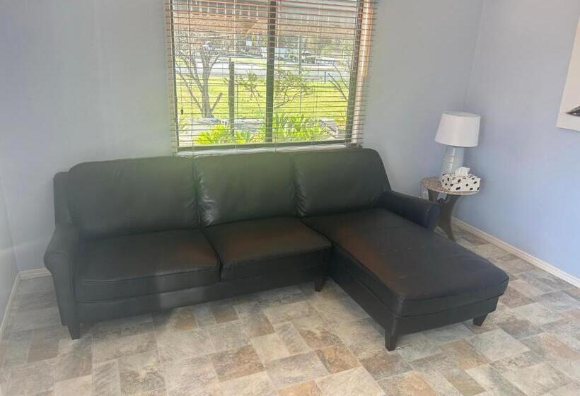 Семейное Бунгало, Kilcoy Motel