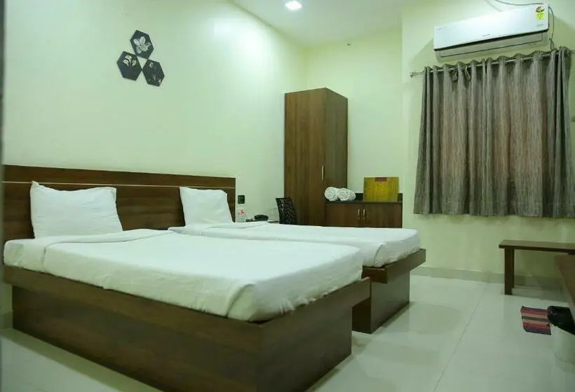 Camera Deluxe, Maruthi Inn