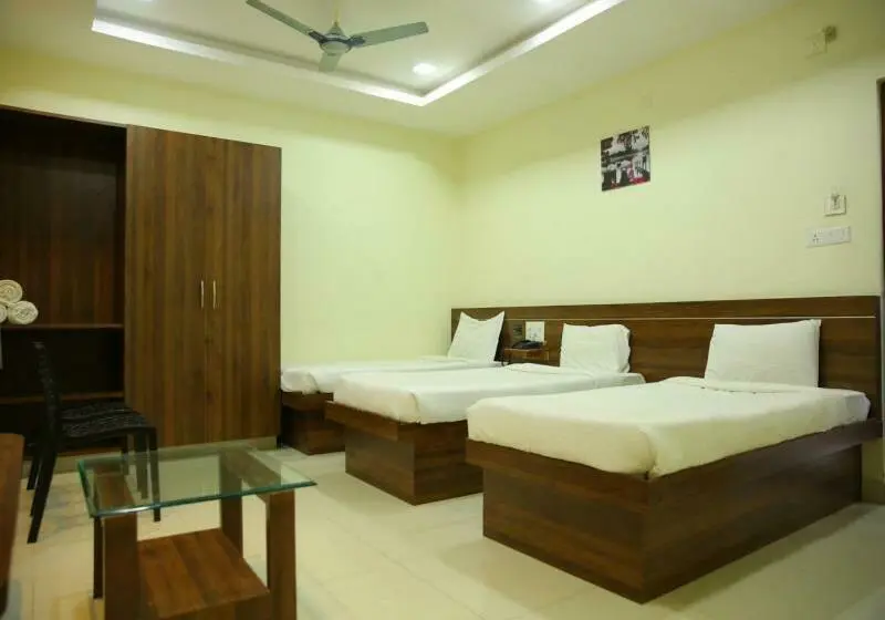 Camera Tripla Standard, Maruthi Inn