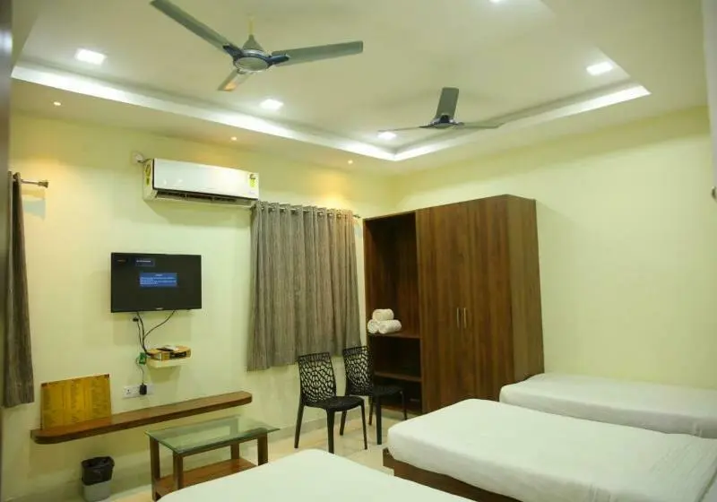 Camera Tripla Standard, Maruthi Inn