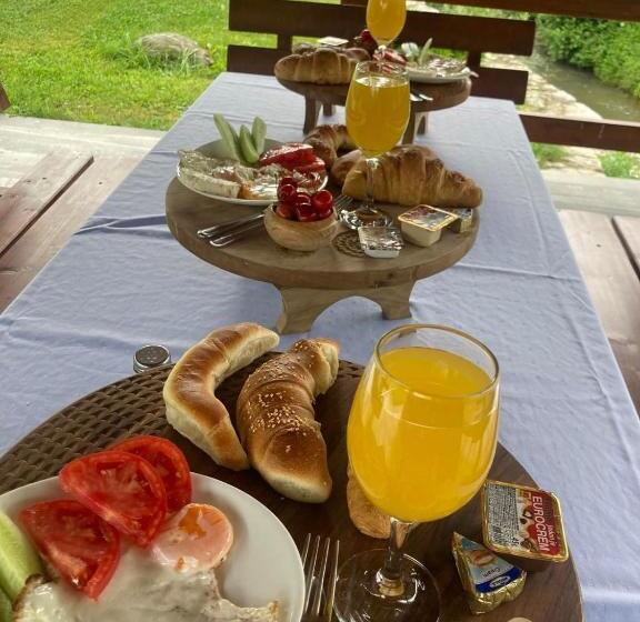 سوییت خانوادگی, Forest Lodges