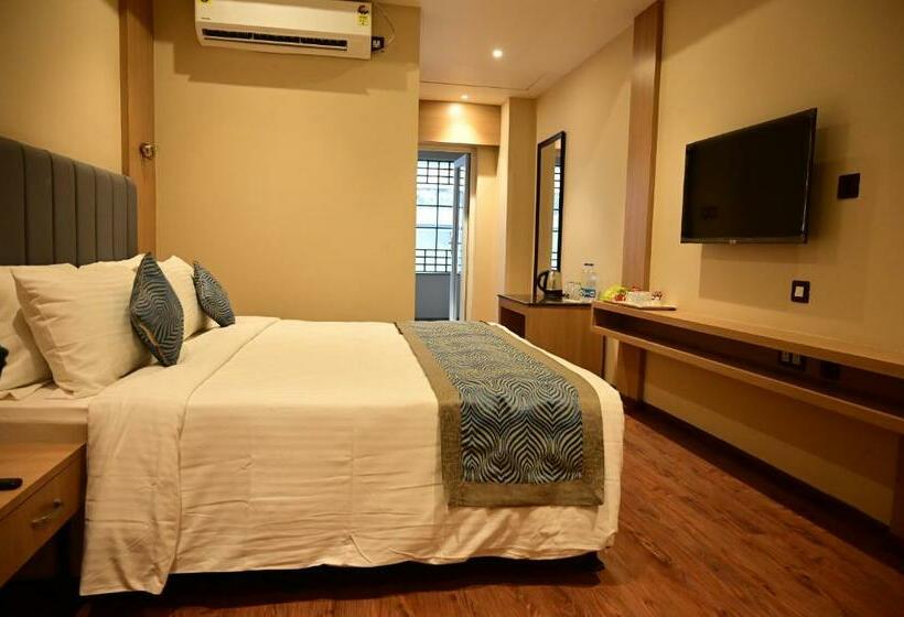 Deluxe Zimmer, Pipul Padmaja Pride