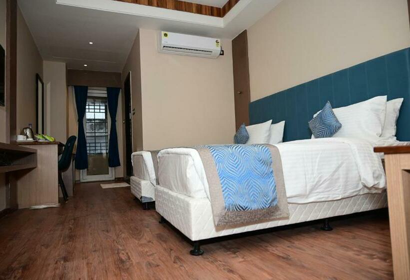 Deluxe Zimmer, Pipul Padmaja Pride