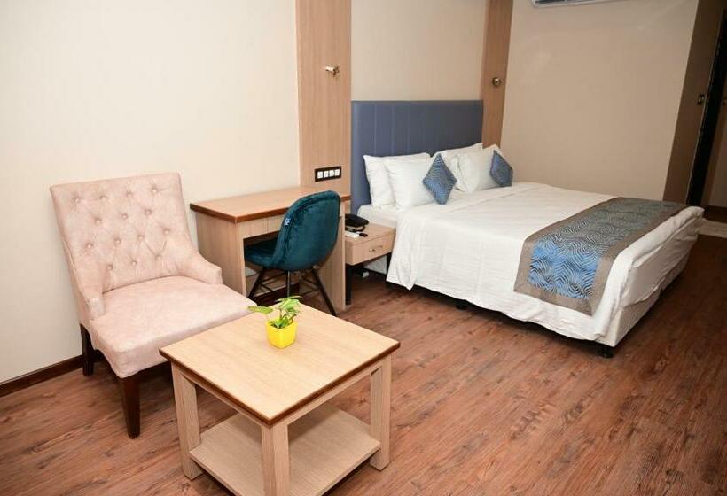 Deluxe Zimmer, Pipul Padmaja Pride