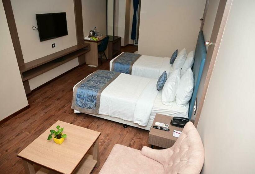 Superior-Zimmer, Pipul Padmaja Pride