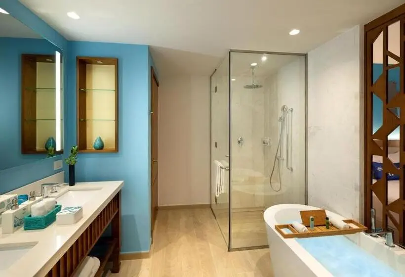 سوییت با چشم‌انداز استخر, Dreams Cap Cana Resort & Spa All Inclusive