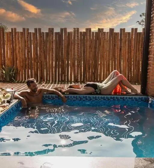 Suite with Pool, Roteiros Adorai