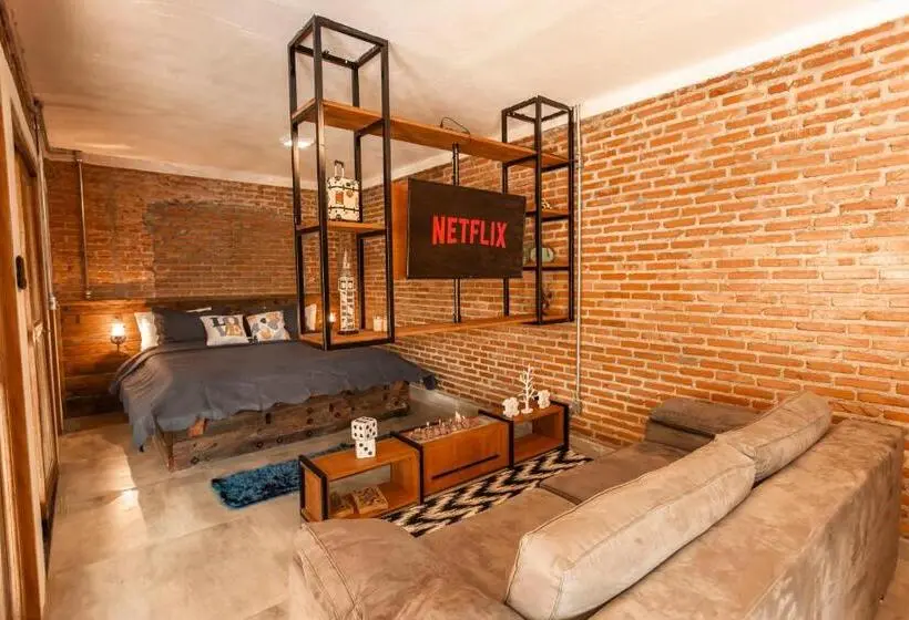 Suite with Pool, Roteiros Adorai