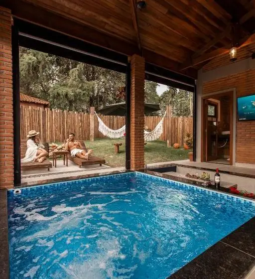 Suite with Pool, Roteiros Adorai