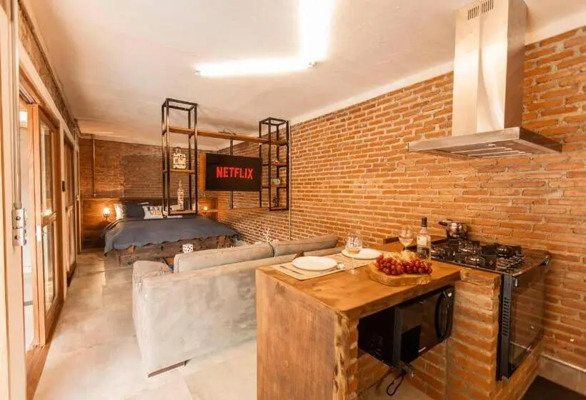 Suite with Pool, Roteiros Adorai